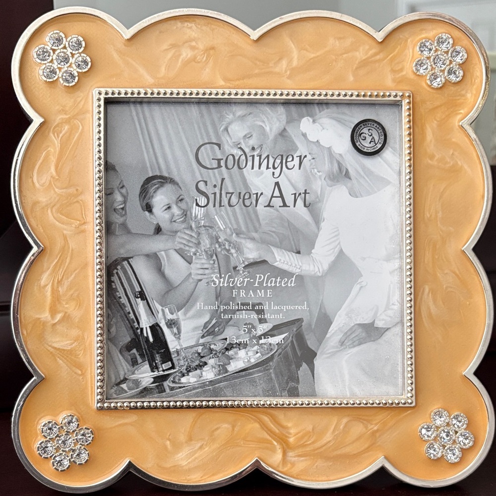 GODINGER SCALLOPED 5X5 frame
Enamel Silver-Plated Scalloped Photo Frame